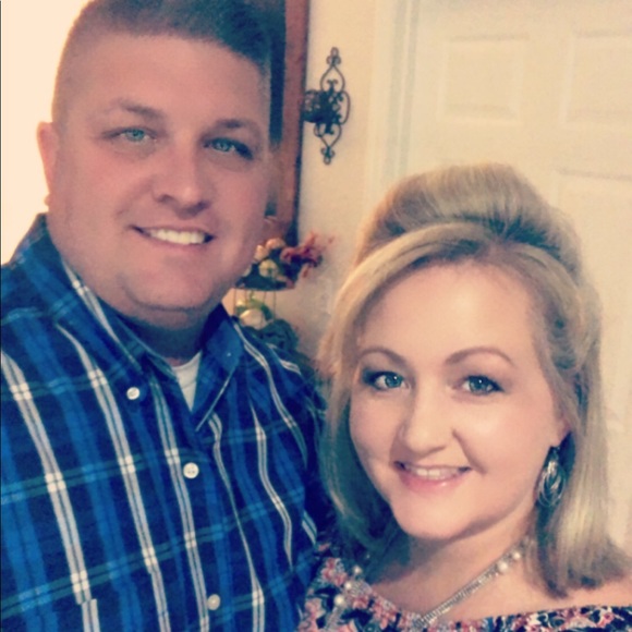 Meet your Posher, Lisa ๐๐ป - Picture 2 of 3